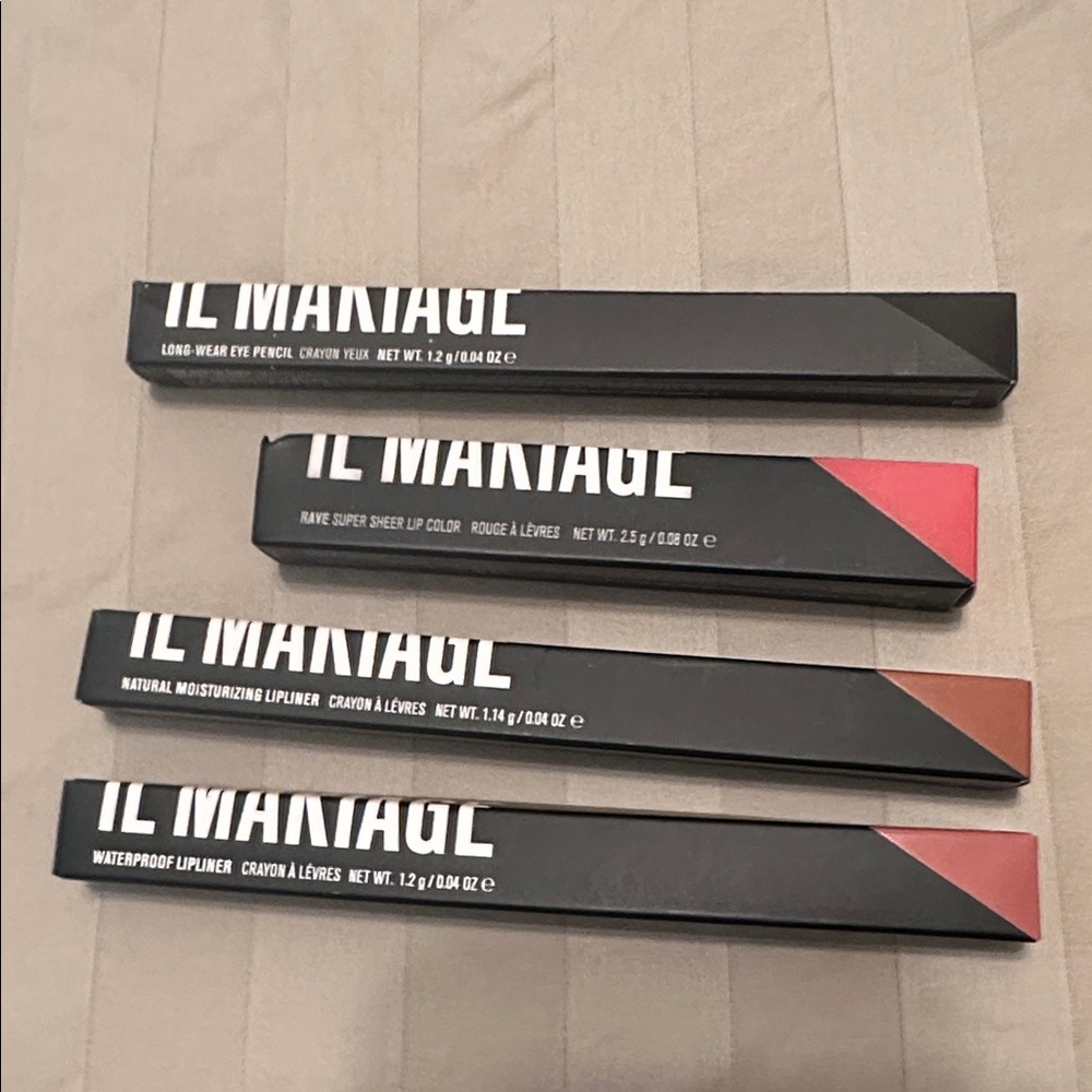 4 items included by Il Makiage
Eye Liner Set Batman (black)
Lip liner neutral